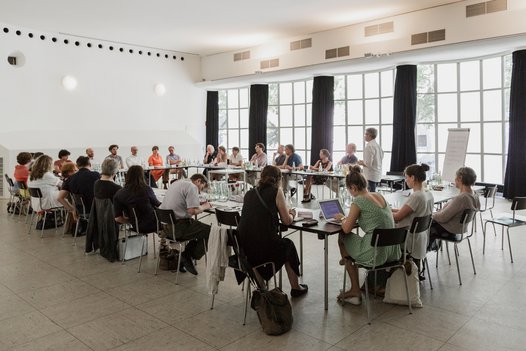 Runder Tisch 2017: Die Teilnehmenden sitzen im Saal des Kölnischen Kunstvereins an einem Tisch zusammen und diskutieren