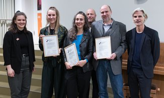 Gruppenbild mit 6 Personen, die Absolvente zeigen ihre Zertifikate