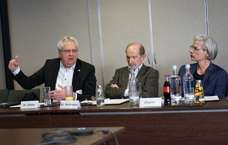 v.l. BM Dr. Ralph Elster (CDU), Dr. Hermann Hollmann (Kulturrat), Stefan Charles (Beigeordneter Kunst & Kultur)